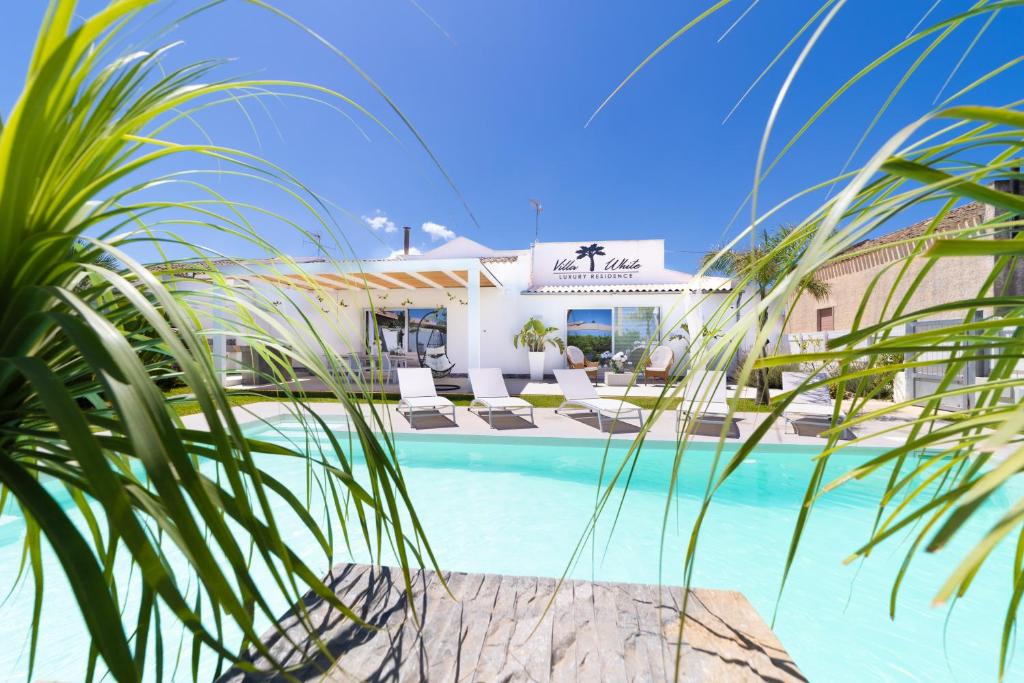 Basen w obiekcie Villa White Luxury Residence lub w pobliżu