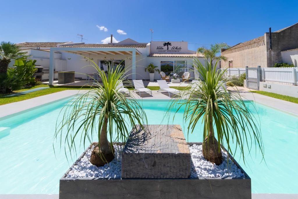 Basen w obiekcie Villa White Luxury Residence lub w pobliżu