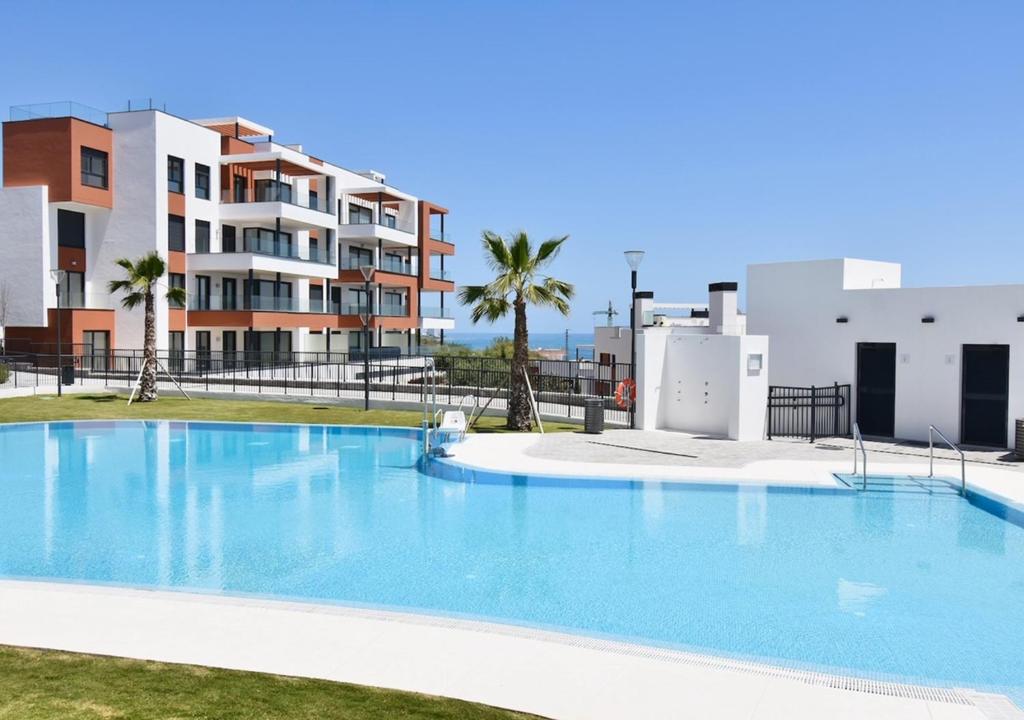 una grande piscina di fronte a un edificio di Little Dream - Luxury Beach Retreat a Fuengirola