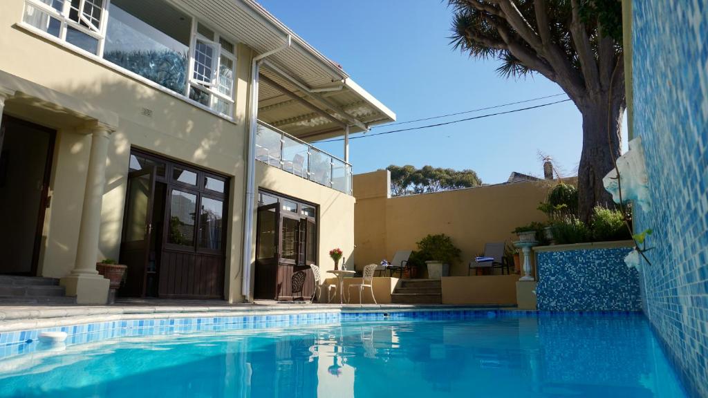 Cape Town的住宿－Sundown Manor Guest House，房屋前有游泳池的房子