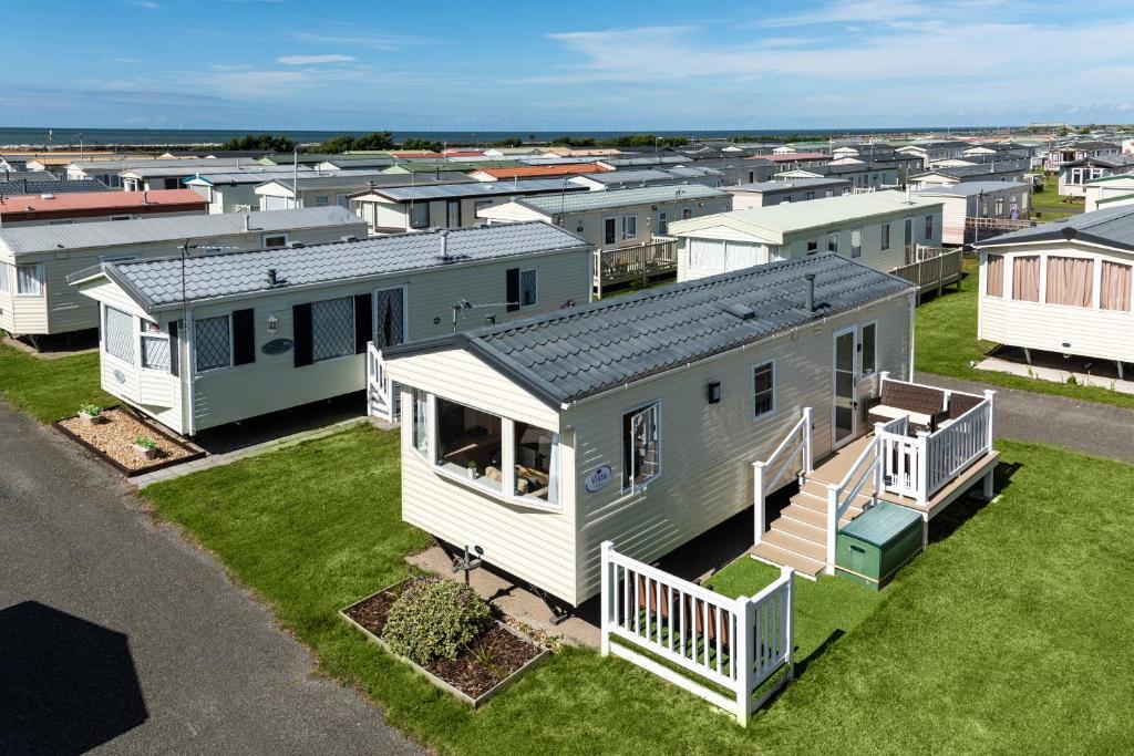 an aerial view of a modular home at Dog Friendly Lovely Caravan 4 Berth Towyn North Wales Read full host details before booking Mon in to Fri out Fri in to Mon out Mon to Mon Fri to Fri ONLY in Abergele