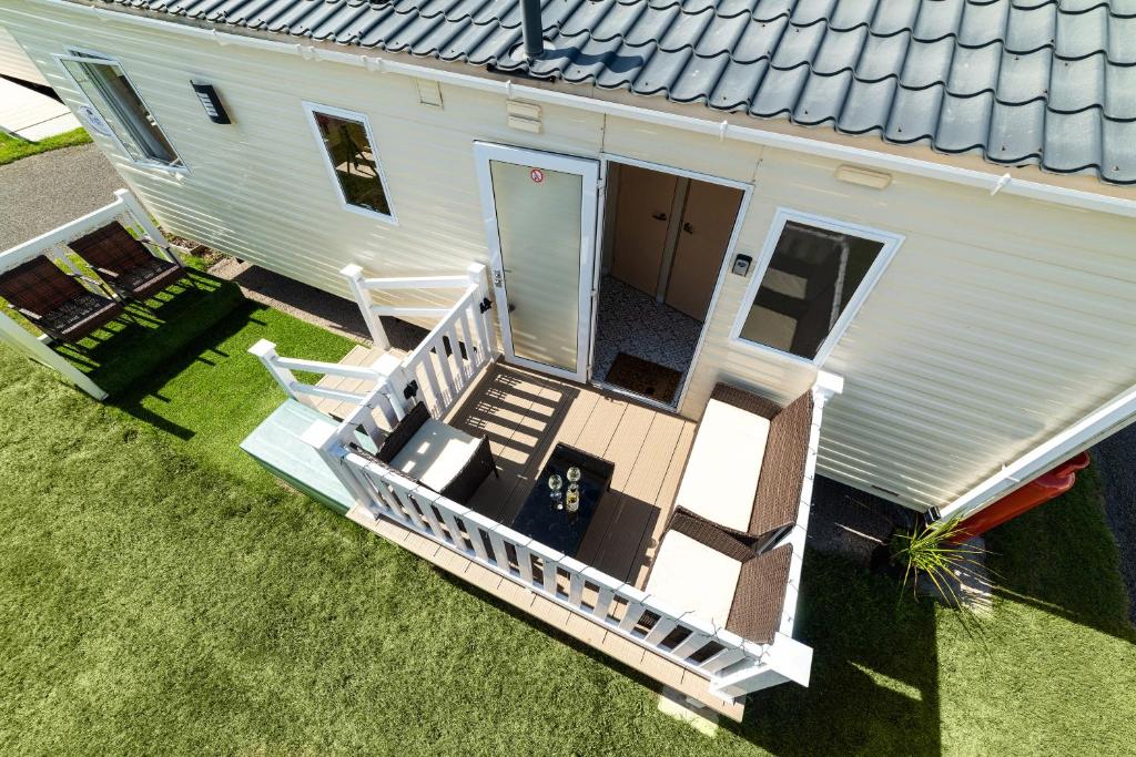 Dog Friendly Lovely Caravan 4 Berth Towyn North Wales Read full host details before booking Mon in to Fri out Fri in to Mon out Mon to Mon Fri to Fri ONLY - Twee Slaapkamers Huis
