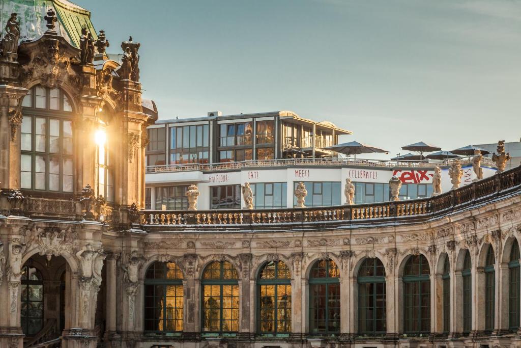 ein Gebäude mit vielen Fenstern darüber in der Unterkunft Felix Suiten am Zwinger in Dresden