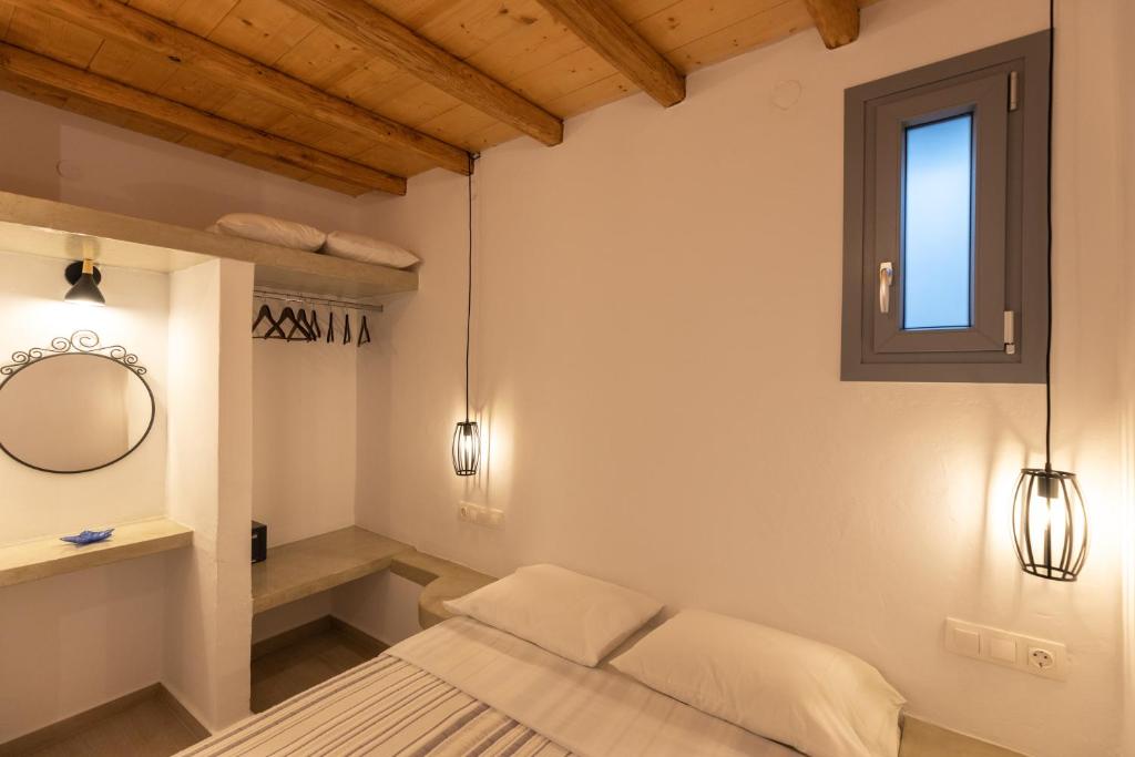 Postel nebo postele na pokoji v ubytování Aelia House Serifos
