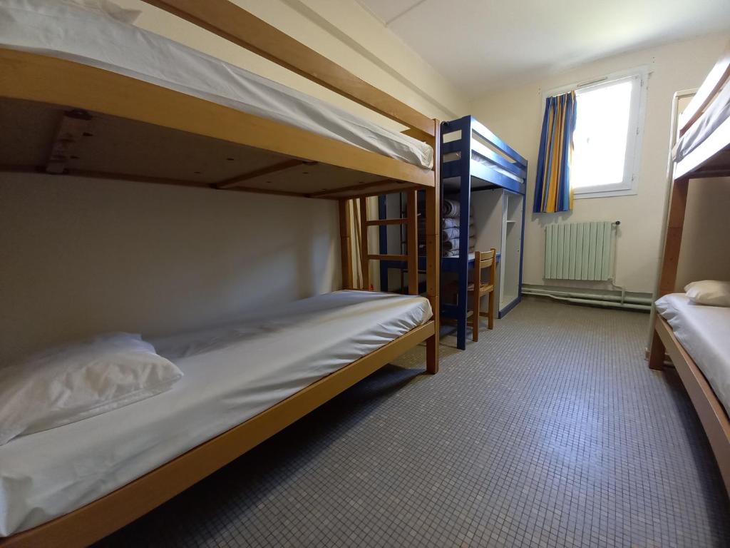 Łóżko lub łóżka w pokoju w obiekcie Auberge de jeunesse HI Poitiers