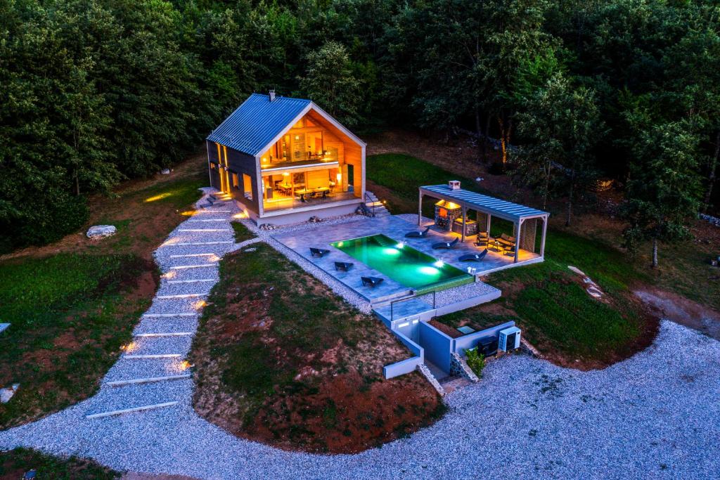 una vista aérea de una casa con piscina en Villa Lovelos, en Lovinac