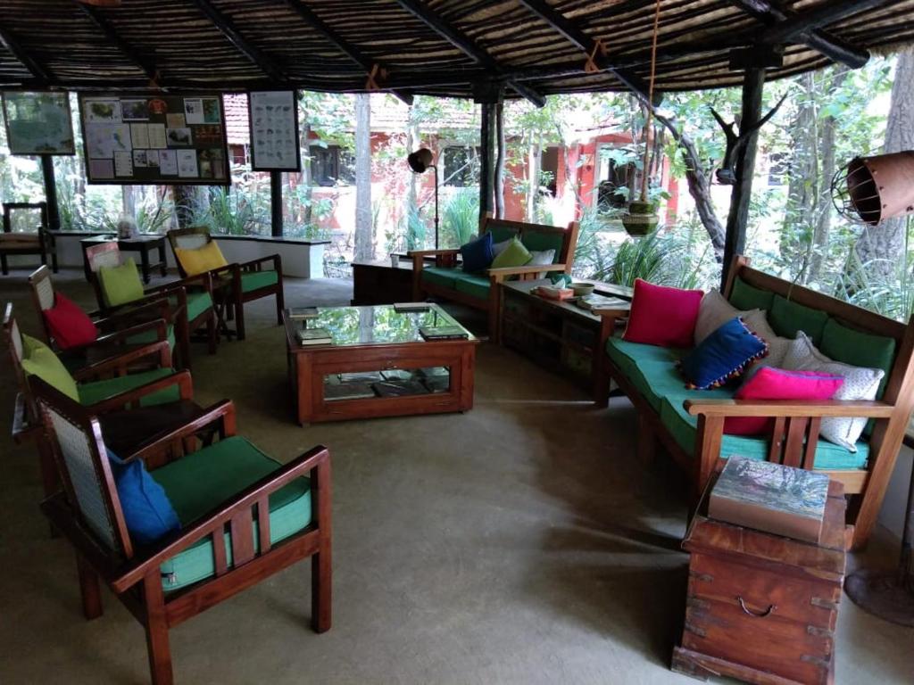 Posezení v ubytování Kanha Jungle Lodge