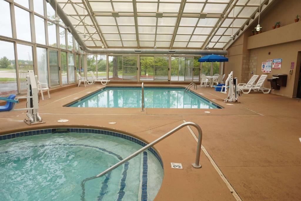 Der Swimmingpool an oder in der Nähe von Baymont by Wyndham Bridgeport/Frankenmuth