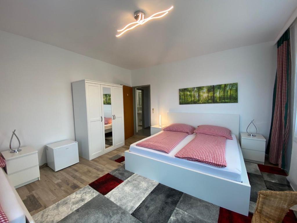 Postel nebo postele na pokoji v ubytování Pension Waldschenke am Wörthersee
