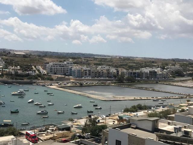 - une vue sur un port avec des bateaux dans l'eau dans l'établissement Point G&V Apartment Sea front Bugibba, à San Pawl il-Baħar