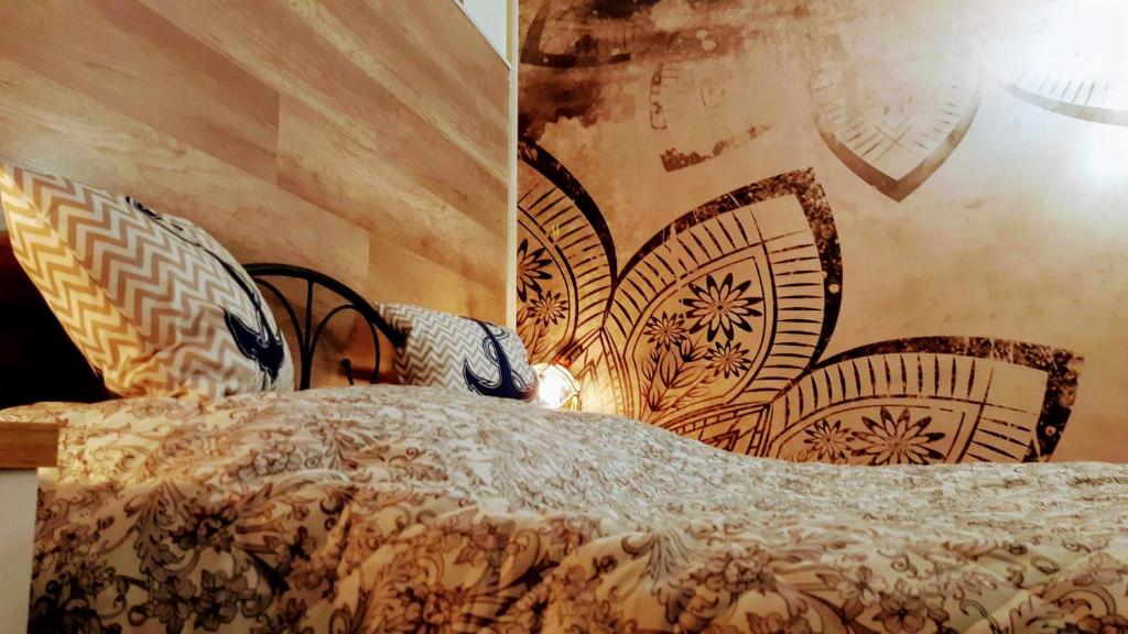 1 dormitorio con 1 cama con pared de madera en Haven Katherina, en Fonyód