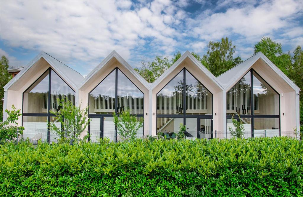 un edificio con ventanas grandes en Baltico Stodoła, en Mielno