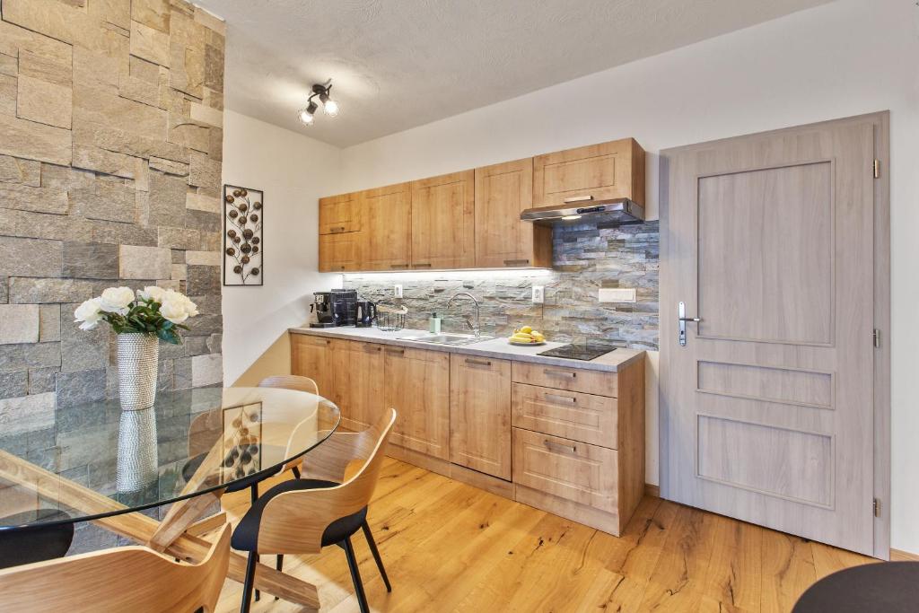 Kuchyňa alebo kuchynka v ubytovaní Zaži Apartmány Mýto pod Ďumbierom