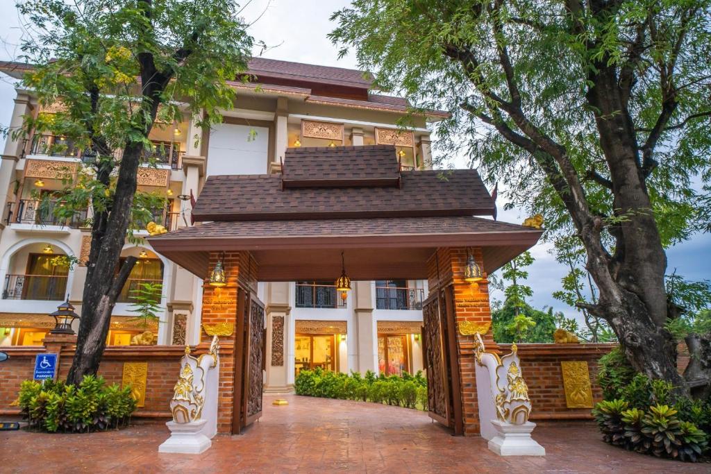 un cancello di fronte a un edificio di Siri Nakornpink Chiang Mai Hotel SHA Plus a Chiang Mai