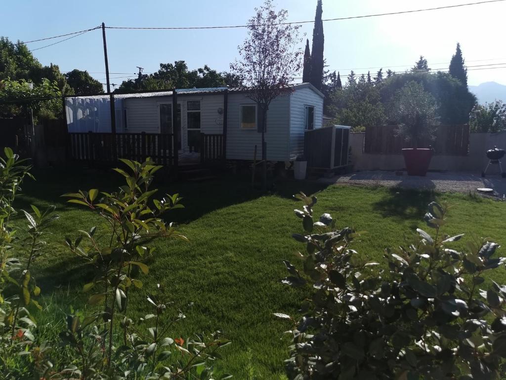 Ogród w obiekcie Dépendance cosy entre jardin et jacuzzi privés et piscine partagée