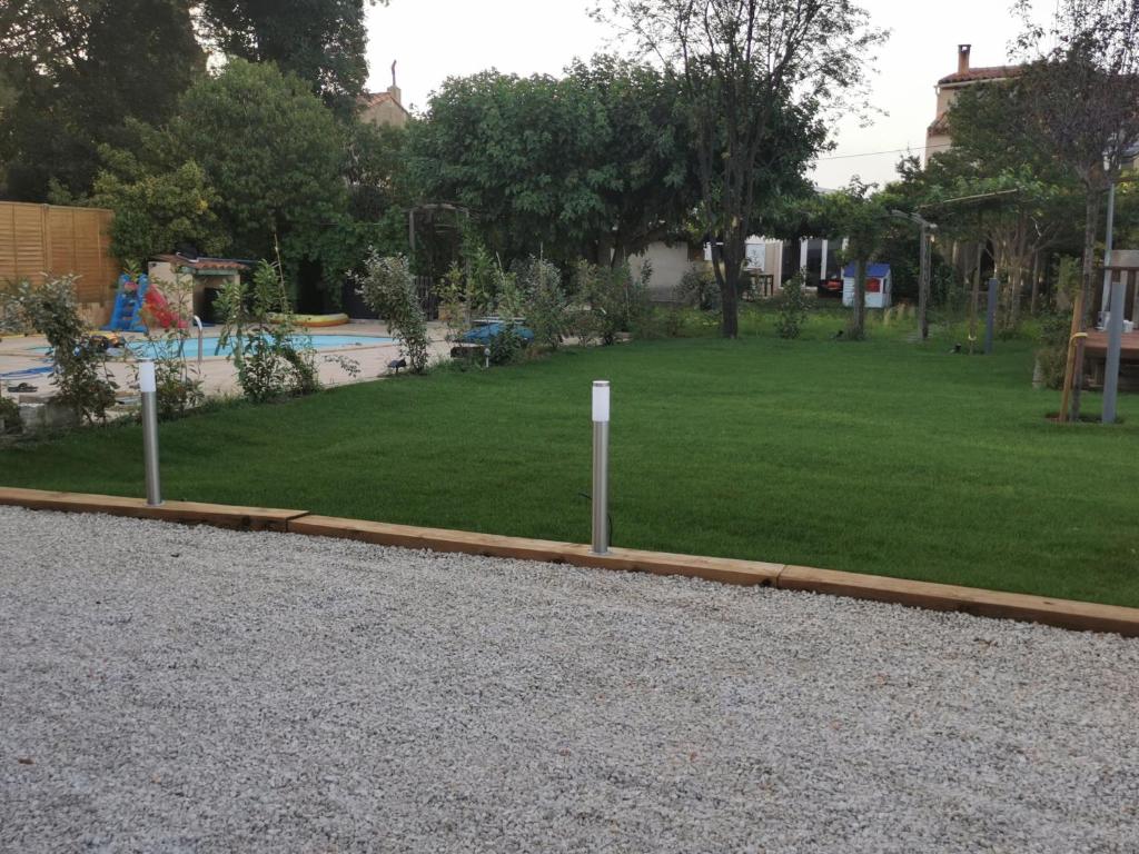 Ogród w obiekcie Dépendance cosy entre jardin et jacuzzi privés et piscine partagée
