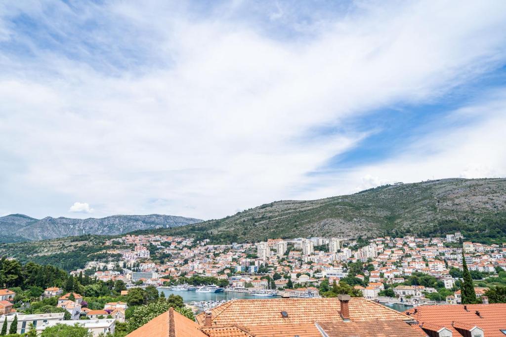- Vistas a una ciudad con casas y montañas en Apartment Klaudia, en Dubrovnik