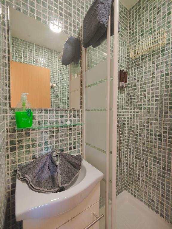 Kúpeľňa v ubytovaní Begona 408 Compact city center studio BY NAMASTE ELITE