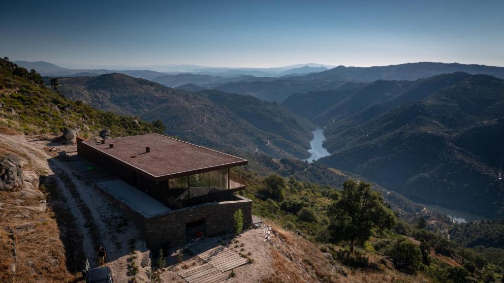 ein Gebäude an der Seite eines Berges in der Unterkunft BONELLI HOUSE in Alijó