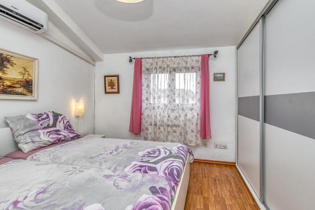 En eller flere senge i et værelse på Family Room by Marija