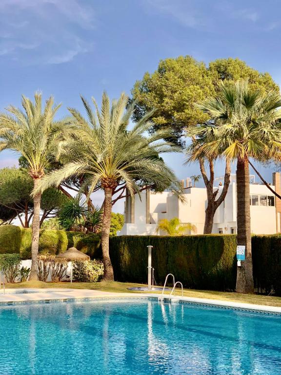 Bazén v ubytování Tulum house - in Nueva Andalucia - amazing la concha mountain view nebo v jeho okolí