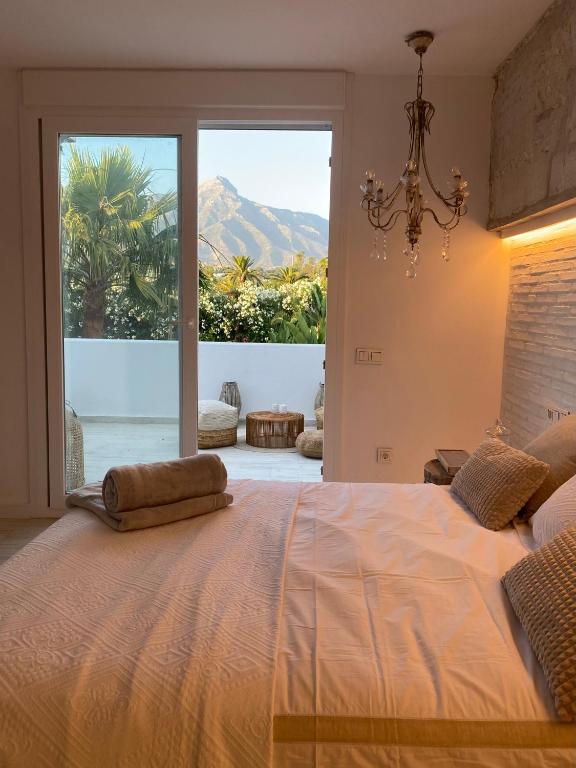 Postel nebo postele na pokoji v ubytování Tulum house - in Nueva Andalucia - amazing la concha mountain view