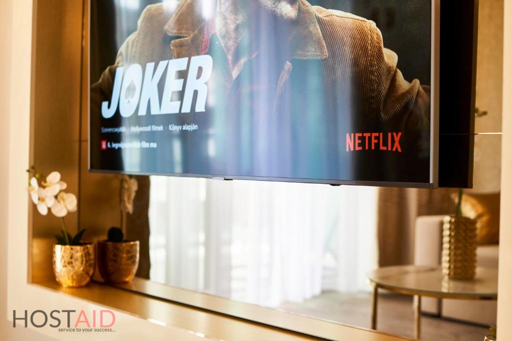 Televízia a/alebo spoločenská miestnosť v ubytovaní Azúr Apartment - hostAID