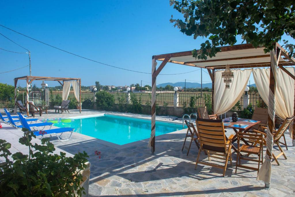 Bazén v ubytování Estate Tsoukalas with Pool - Perfect for Large Groups Next to Laganas Offering Incredible Greek Hospitality By Villa Mana Gers nebo v jeho okolí