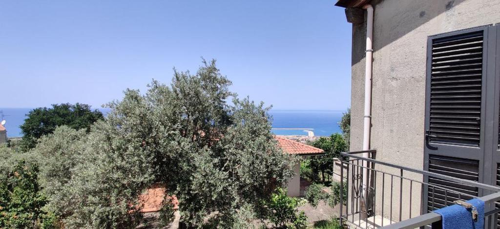 von einem Balkon eines Hauses mit Meerblick in der Unterkunft Villa Fiorita in Sprazzi