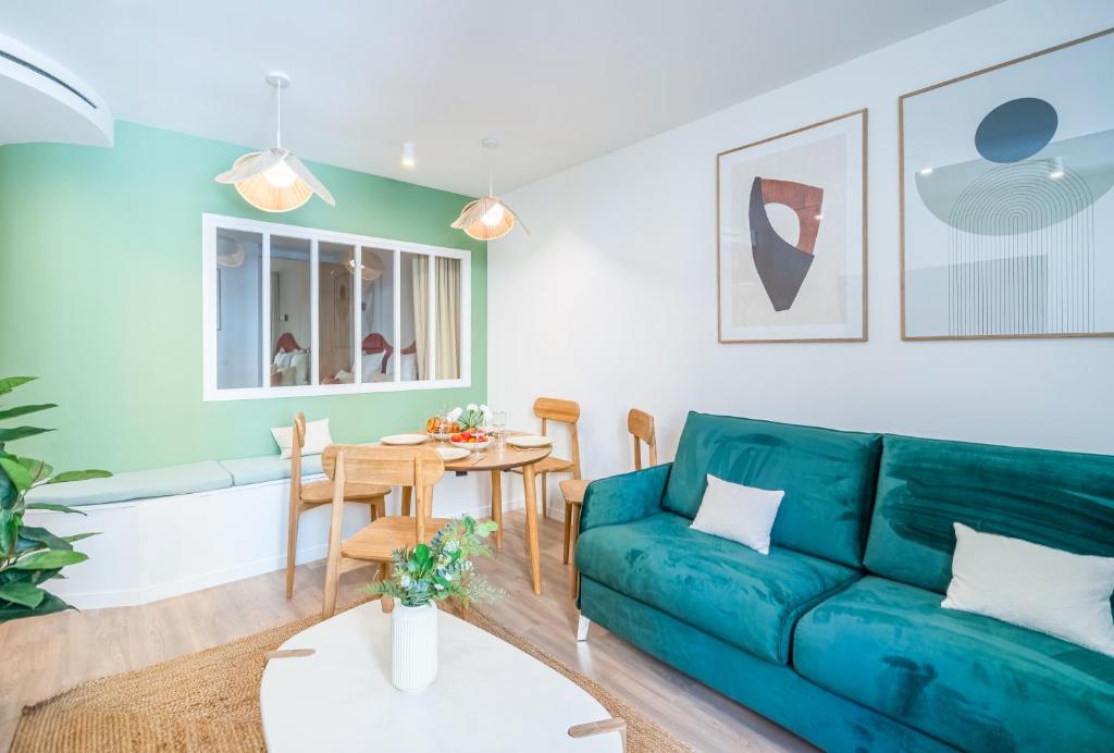 - un salon avec un canapé bleu et une table dans l'établissement Résidence Feniers - Hyper centre St Tropez, à Saint-Tropez