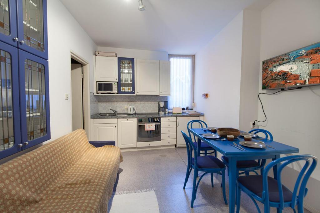 Retro Tour As Ljubljana central apartment Behind University - step away from Ljubljanica river - 两居室公寓