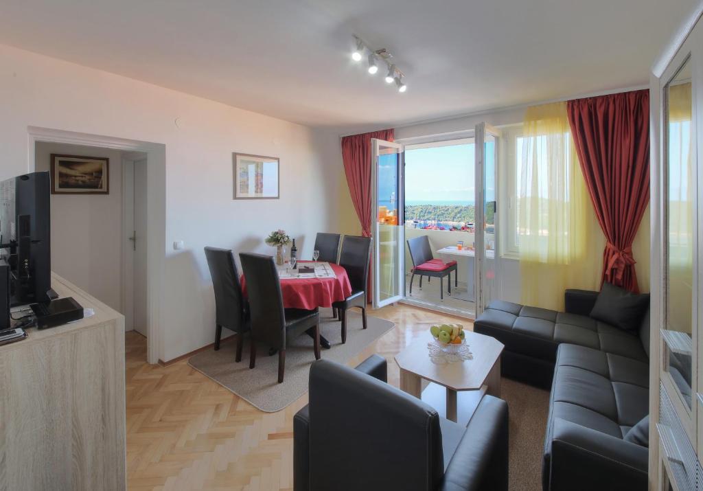 Posedenie v ubytovaní Blue Harmony Sea View Apartment
