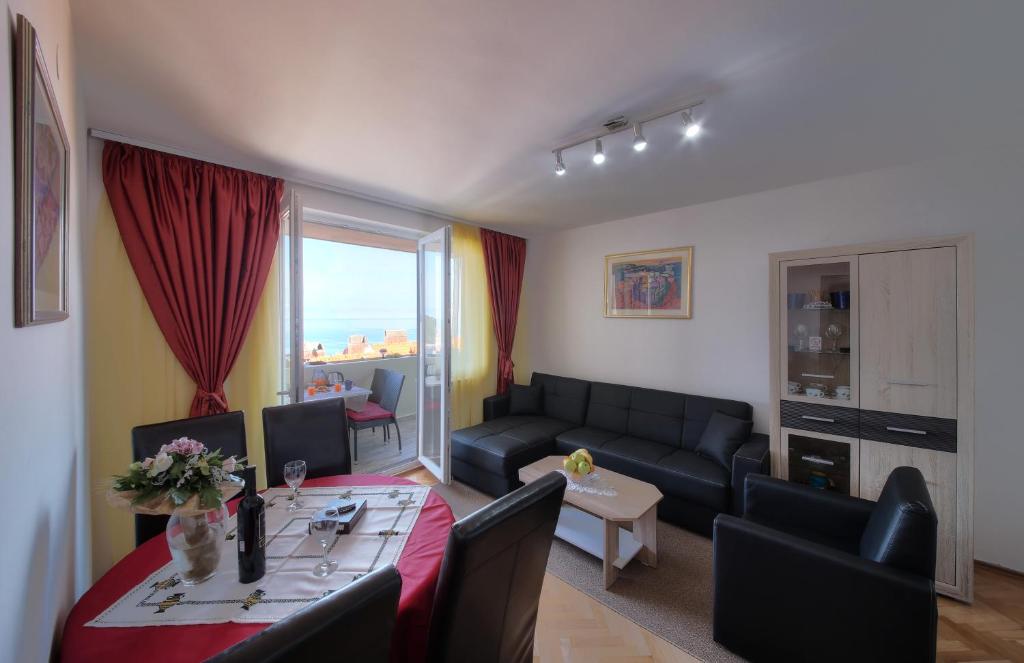 Posedenie v ubytovaní Blue Harmony Sea View Apartment
