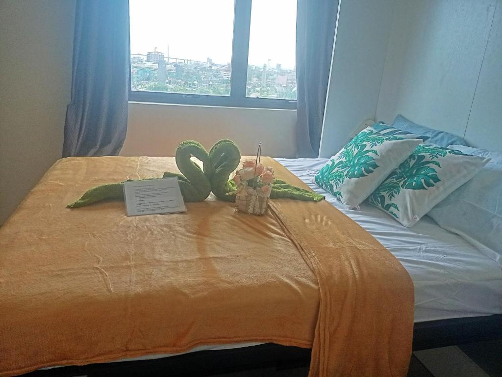 uma cama com uma mesa com flores e velas em Free WI-FI and Pool Persimmon Condominium em Cebu