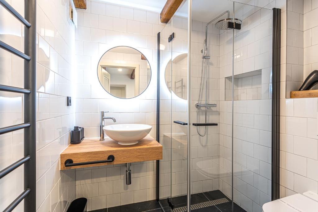 łazienka z umywalką i przeszkloną kabiną prysznicową w obiekcie Apartmány VOLF - Boží Dar w mieście Boží Dar