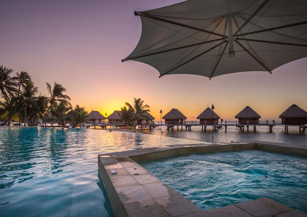Bazén v ubytování Manava Beach Resort & Spa Moorea nebo v jeho okolí