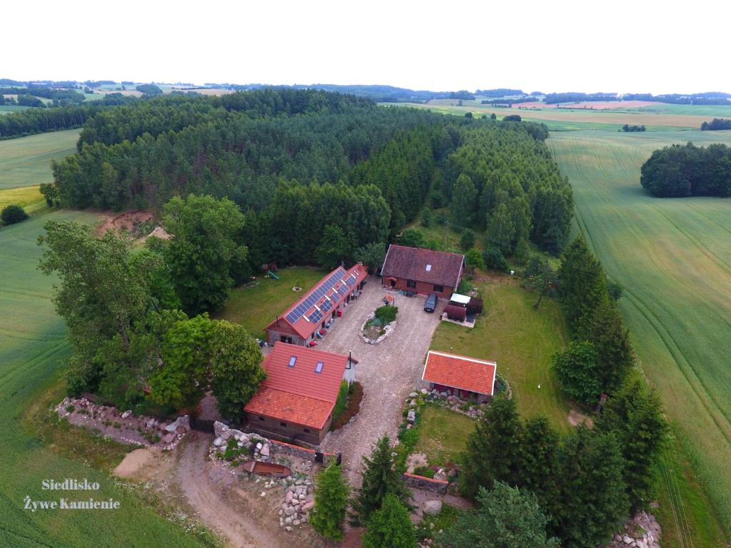 une vue aérienne sur une maison aux toits rouges dans l'établissement Siedlisko Żywe Kamienie, à Naguszewo