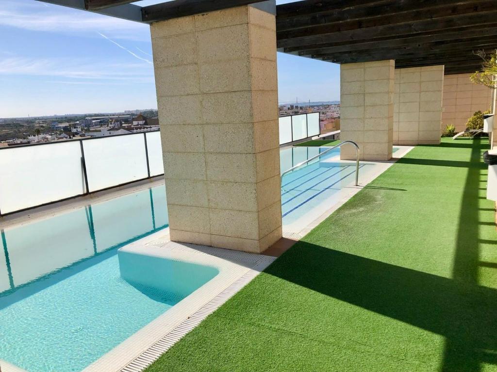 The swimming pool at or close to GATU PREMIUM Marismas, terraza, parking, piscina común y aire acc , " Preferente mayores de 25 años y familias "