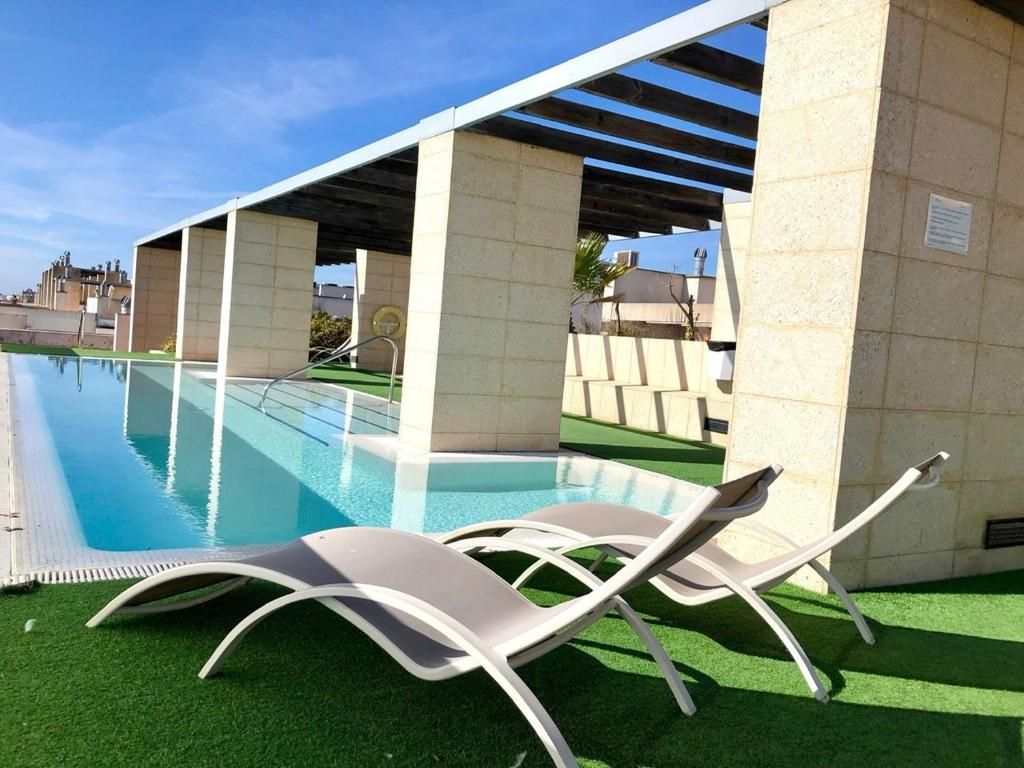 The swimming pool at or close to GATU PREMIUM Marismas, terraza, parking, piscina común y aire acc , " Preferente mayores de 25 años y familias "