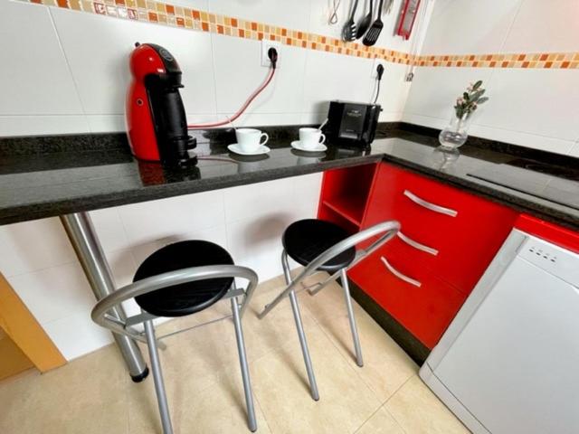 A kitchen or kitchenette at GATU PREMIUM Marismas, terraza, parking, piscina común y aire acc , " Preferente mayores de 25 años y familias "
