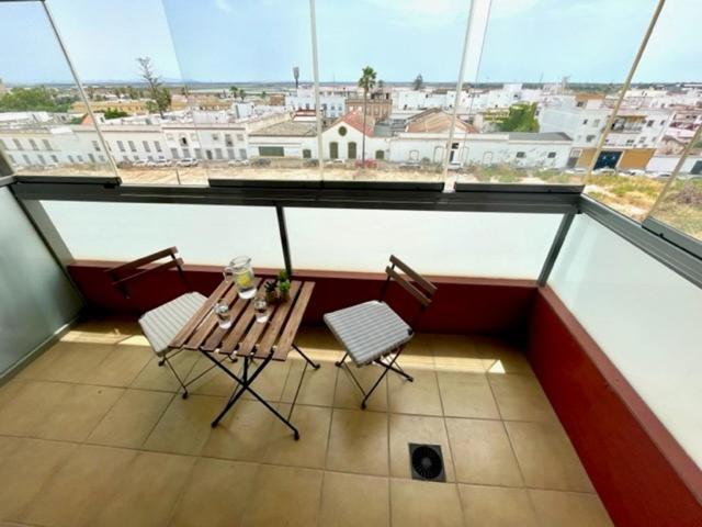 A balcony or terrace at GATU PREMIUM Marismas, terraza, parking, piscina común y aire acc , " Preferente mayores de 25 años y familias "