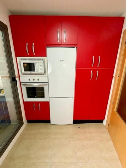 A kitchen or kitchenette at GATU PREMIUM Marismas, terraza, parking, piscina común y aire acc , " Preferente mayores de 25 años y familias "