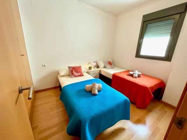 A bed or beds in a room at GATU PREMIUM Marismas, terraza, parking, piscina común y aire acc , " Preferente mayores de 25 años y familias "