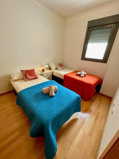 A bed or beds in a room at GATU PREMIUM Marismas, terraza, parking, piscina común y aire acc , " Preferente mayores de 25 años y familias "