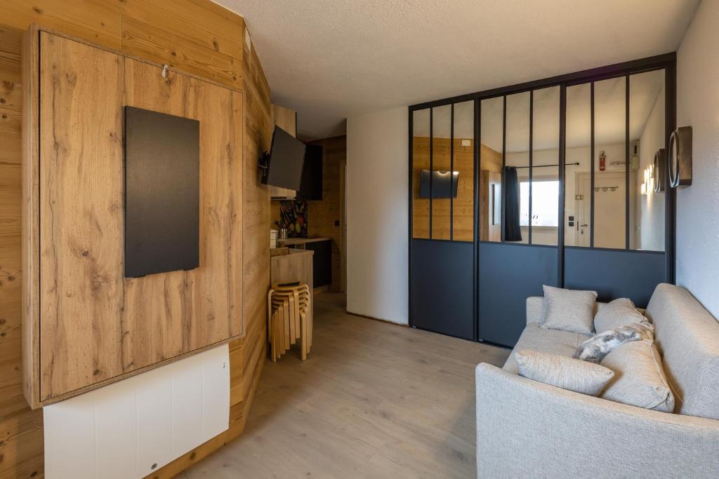 TV a/nebo společenská místnost v ubytování Jeanne - Appartement Vue Lac et Montagnes