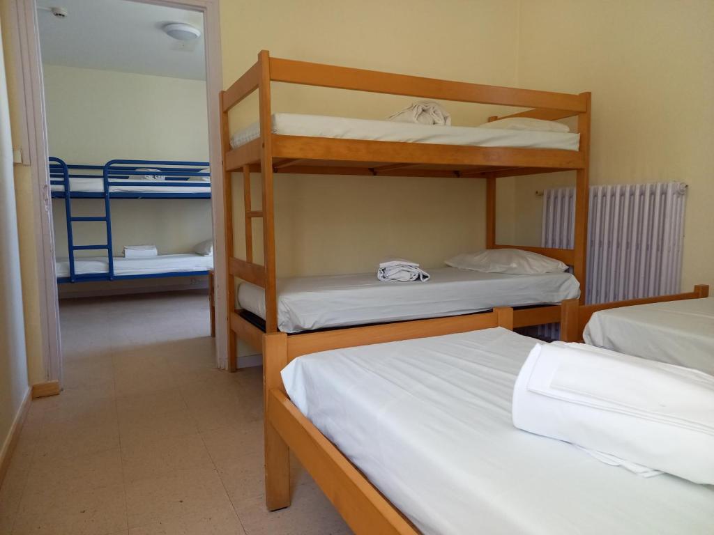 Łóżko lub łóżka w pokoju w obiekcie Auberge de jeunesse HI Poitiers