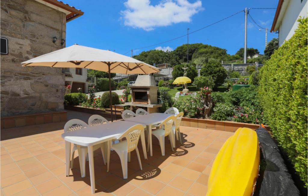 A garden outside Nice Home In Raxo With Wifi