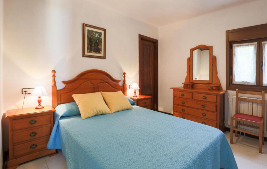 A bed or beds in a room at Nice Home In Raxo With Wifi