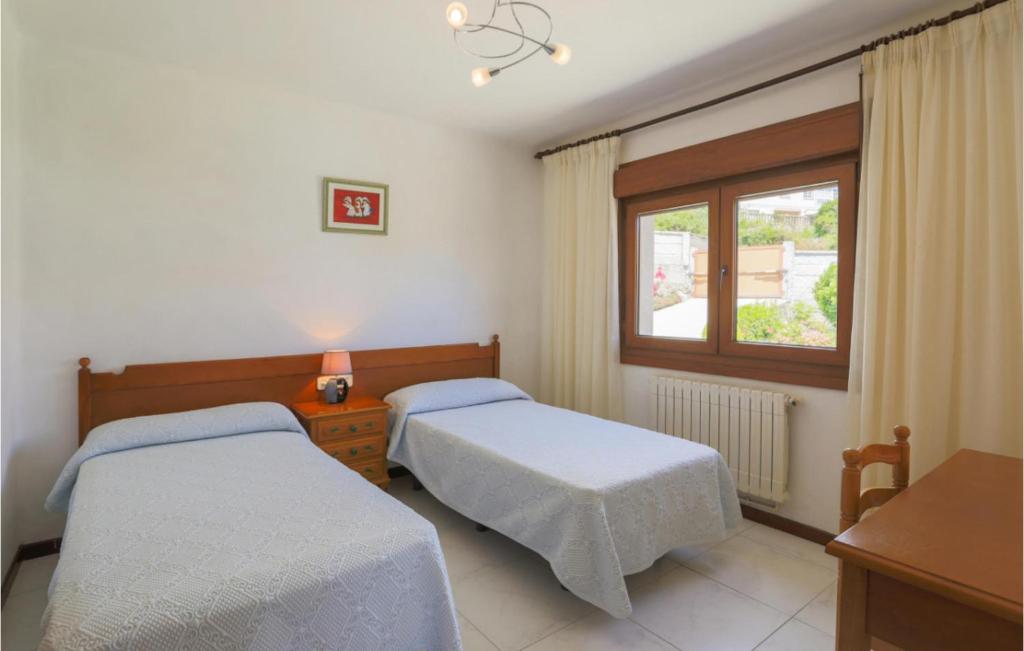 A bed or beds in a room at Nice Home In Raxo With Wifi