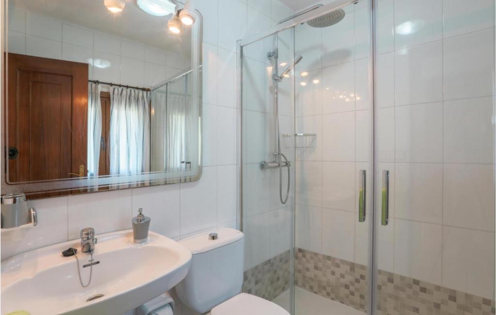 A bathroom at Nice Home In Raxo With Wifi